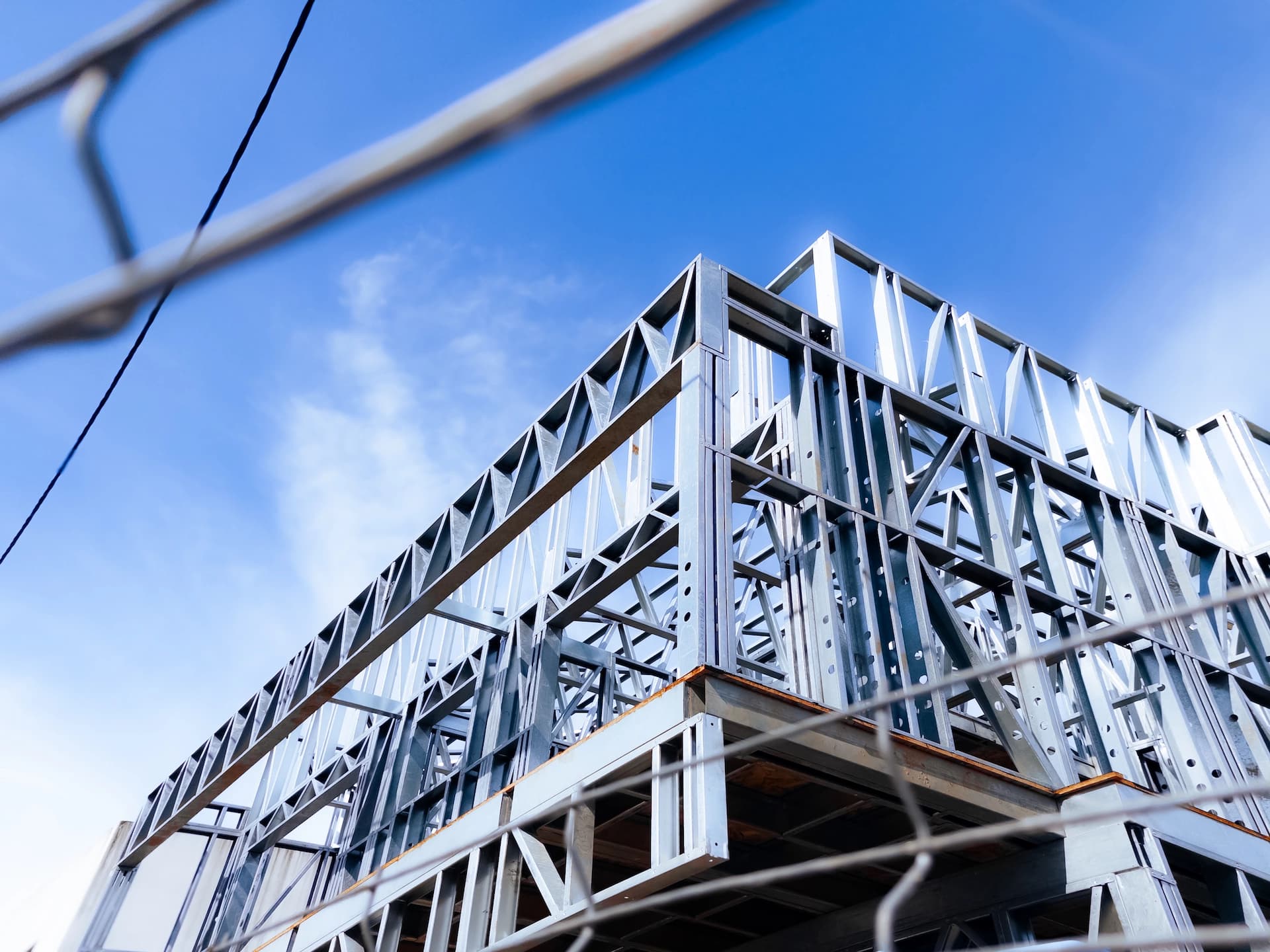 Casas em perfil LSF com céu ao fundo