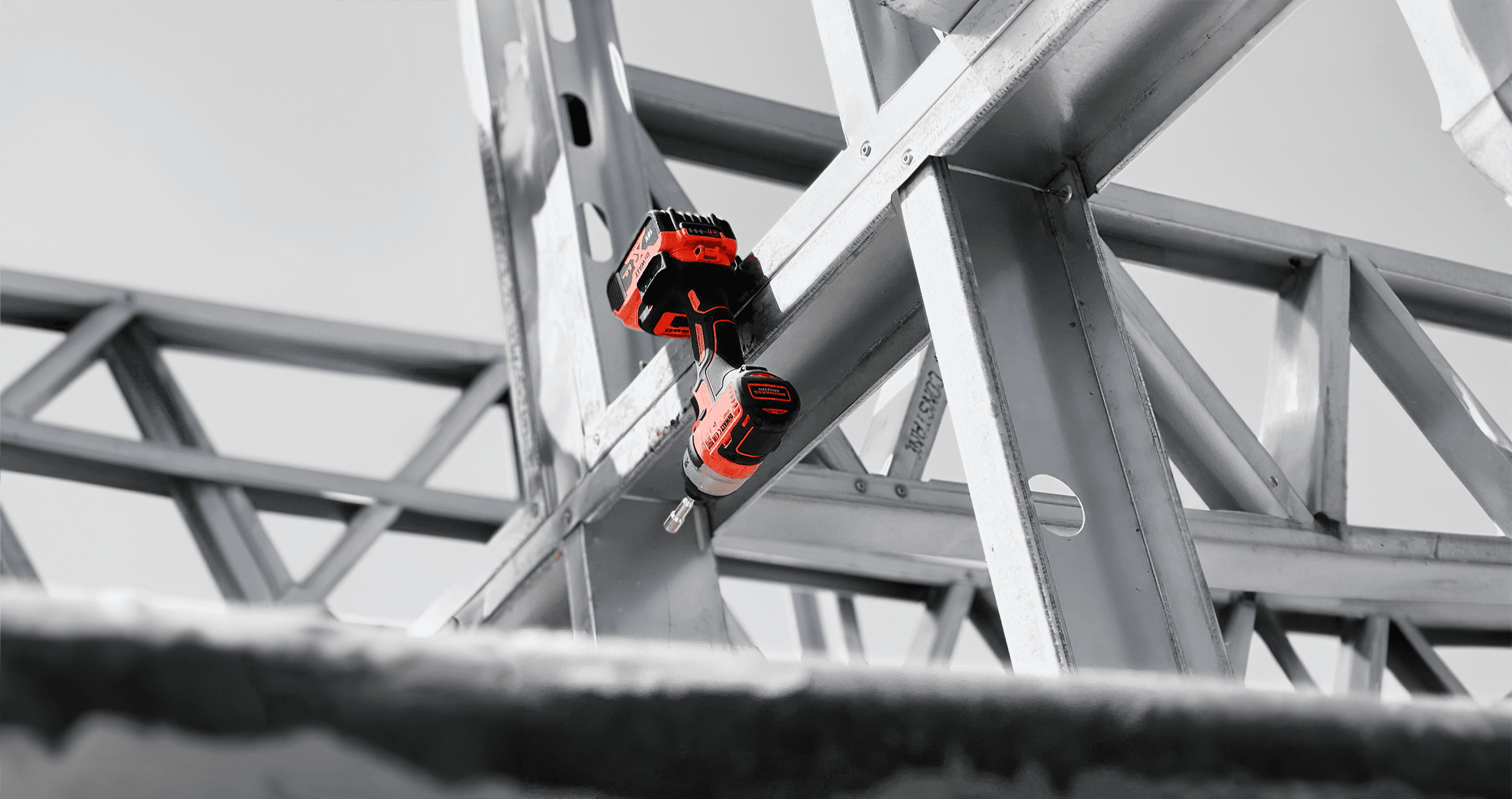 Parafusadora pendurada em perfil de LSF