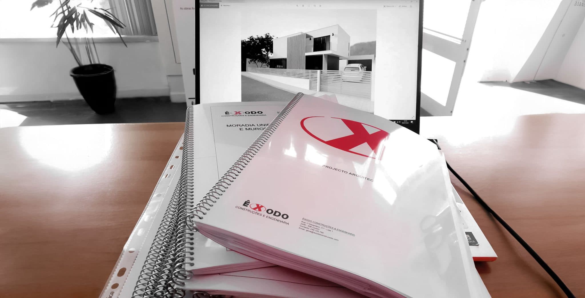 Caderno de projeto de arquitetura com modelo 3D ao fundo