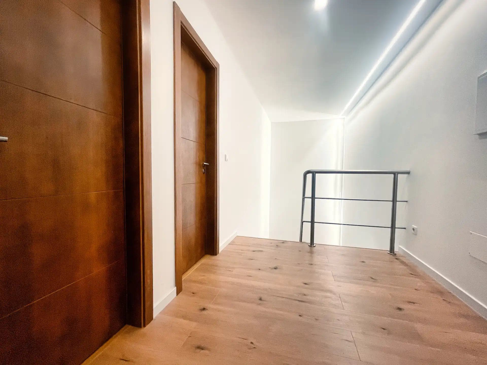 Vista interior da casa para o corredor