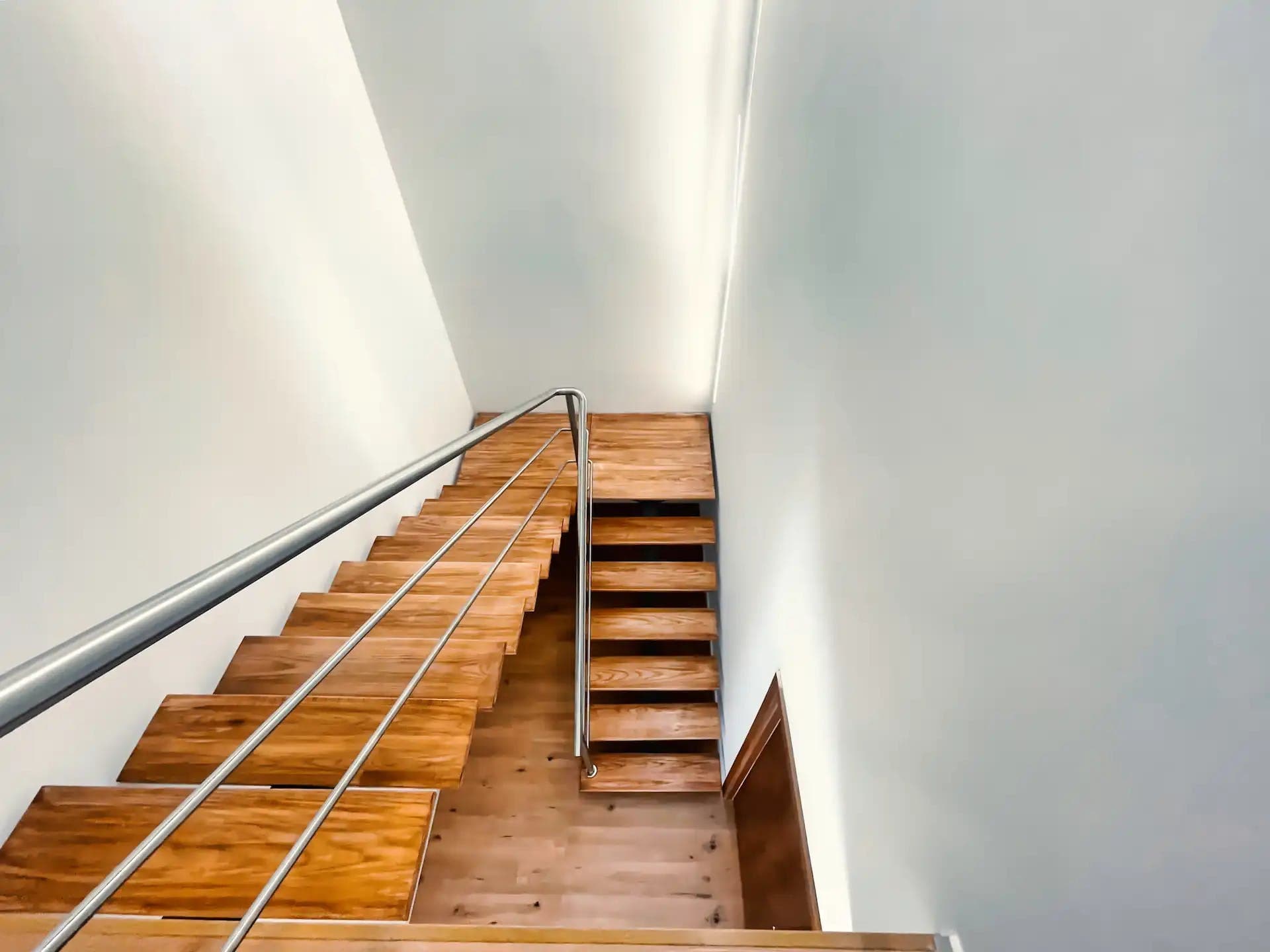 Vista interior da casa para as escadas