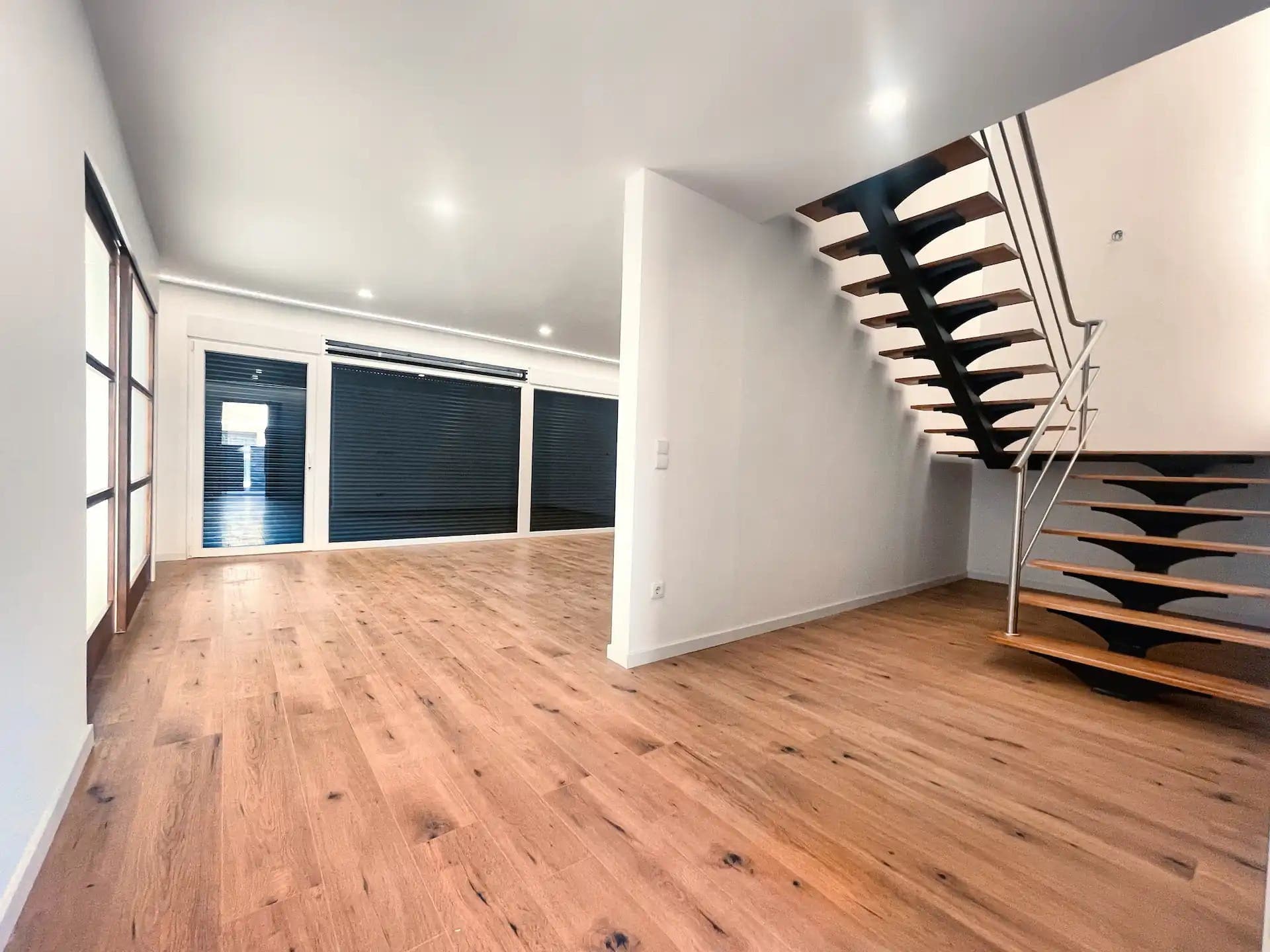 Vista interior da casa para a sala