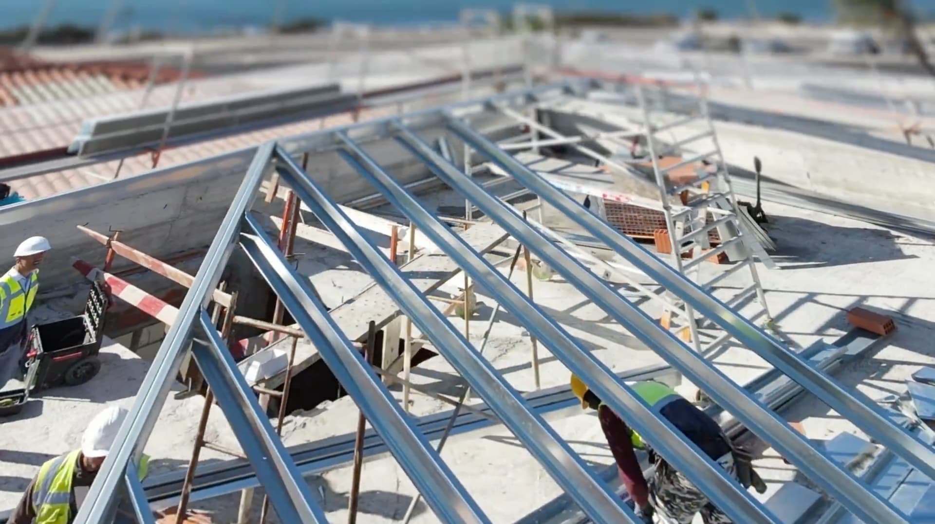 Asnas de cobertura em LSF com equipa a trabalhar