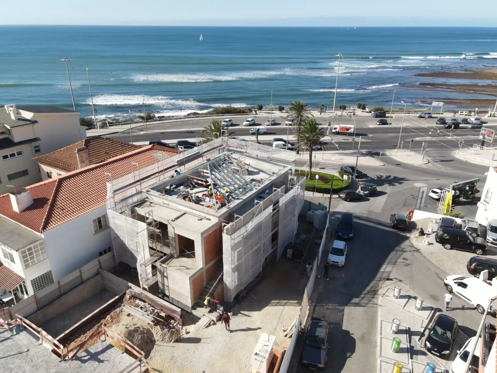 Cobertura vista topo com mar atrás