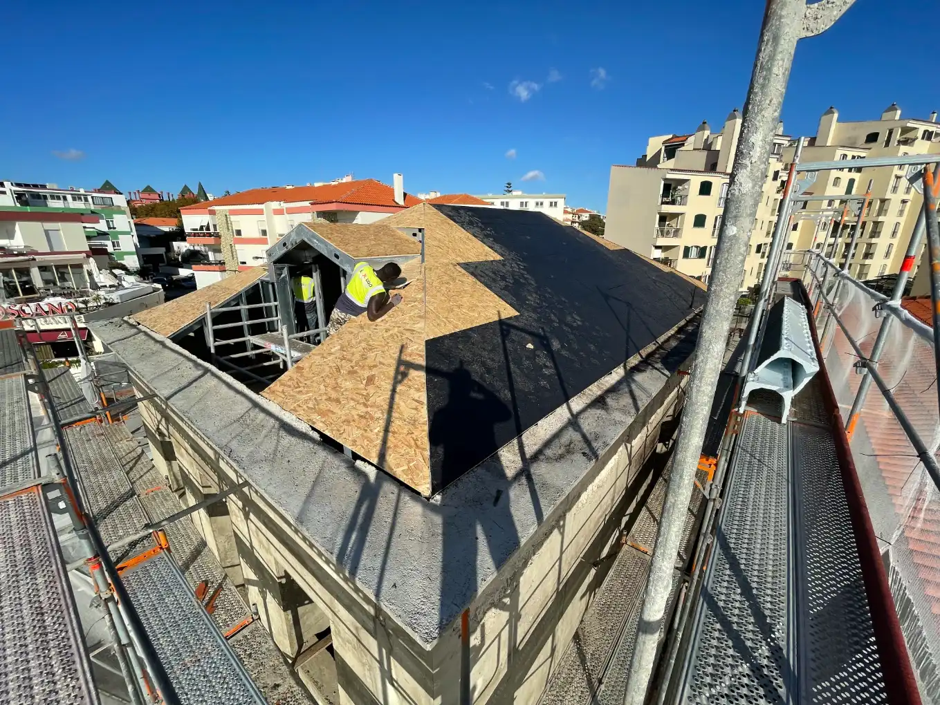 Trabalhador a colocar OSB em exterior de cobertura LSF